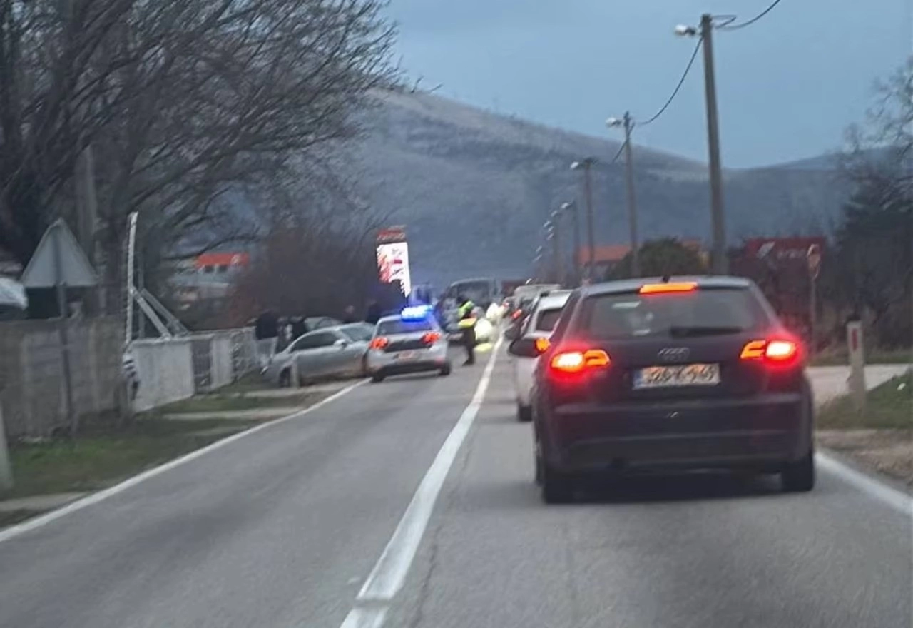 BMW sletio s ceste u Potocima, promet se odvija otežano